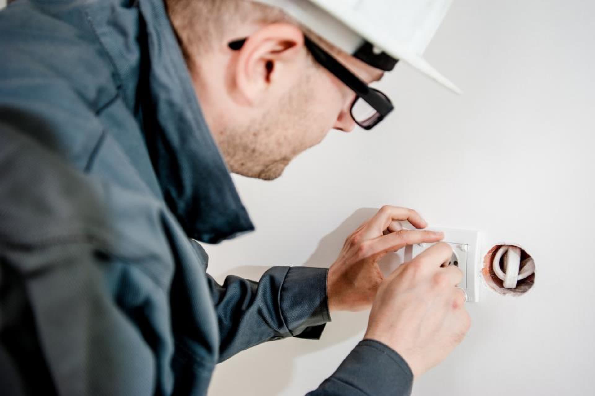 Técnico revisando una instalación eléctrica en sitio