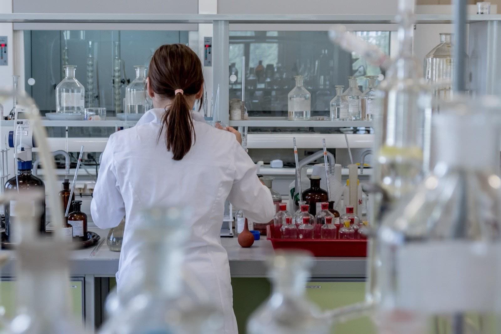 Técnica trabajando en un laboratorio de pruebas